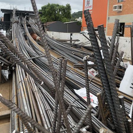 Barras cortadas e separadas para entrega