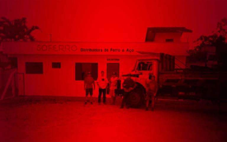 Equipe da Soferro em frente à primeira sede, em Biguaçu, ao lado de um caminhão de entrega